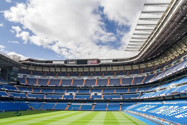 MADRID, ESPANHA - 14 de maio: Estádio Santiago Bernabeu do Real Madrid em 14 de maio de 2009 em Madrid, Espanha. Real Madrid C.F. foi criada em 1902. É o melhor clube do século XX segundo a FIFA . — Fotografia de Stock