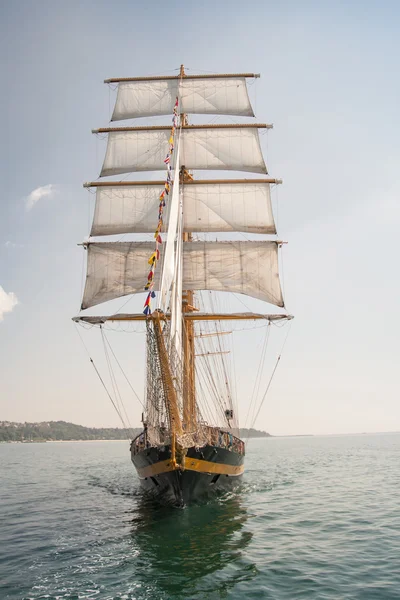 Старый корабль, плывущий по морю — стоковое фото