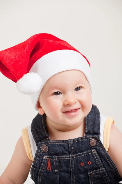 Porträt eines süßen Babys mit Weihnachtsmütze — Stockfoto