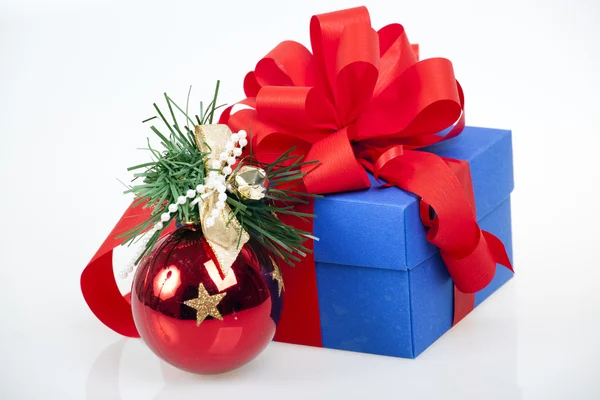 Gift box with red ribbon and christmas ball — Stock Photo, Image