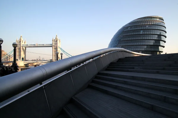 London - 31 januari: london stadshuset byggnaden och tower bridge den 31 januari, 2011 i london, uk. stadshuset byggnaden har en ovanlig, uppsvällda form, avsedda att förbättra energieffektiviteten. — Stockfoto