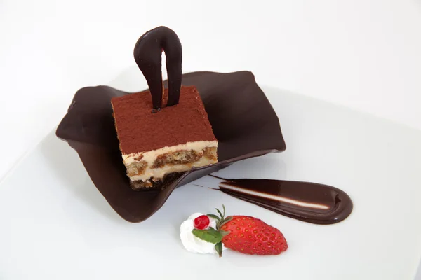 Pedazo de pastel de tiramisú de chocolate con decoración —  Fotos de Stock