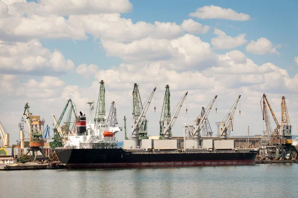 Groot vrachtschip in een dok in haven — Stockfoto