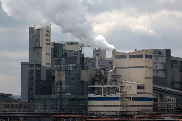 Fábrica química con humo de las tuberías — Foto de Stock