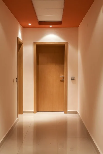 Tom korridor i den moderna kontorsbyggnaden — Stockfoto