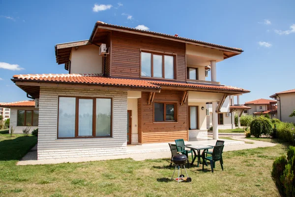 Suburban house with barbecue on backyard — Stock Photo, Image