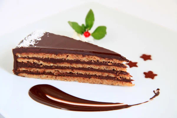 Κομμάτι γλυκό και νόστιμο κέικ σοκολάτας με διακόσμηση — Φωτογραφία Αρχείου