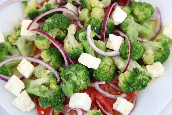 Primer plano de ensalada de brócoli con tomates y queso —  Fotos de Stock