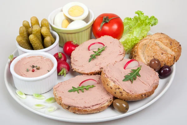 Bord met plakjes brood met zelfgemaakte paté, versierd met groenten — Stockfoto