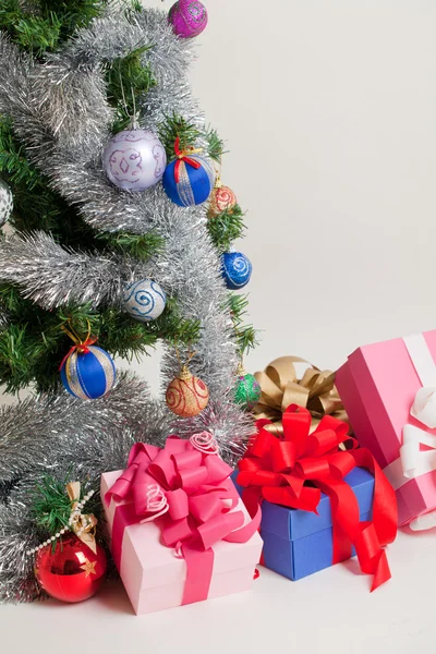 Christmas gift boxes and Christmas Tree — Stock Photo, Image