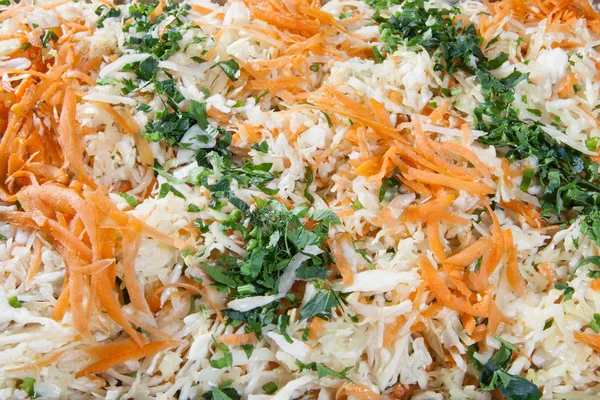 Овощной салат с капустой и морковью — стоковое фото
