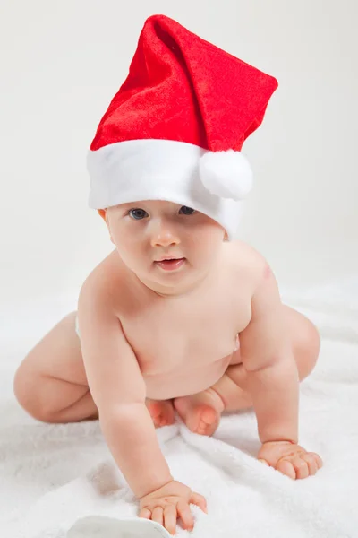 Niedliches Baby mit Weihnachtsmütze — Stockfoto