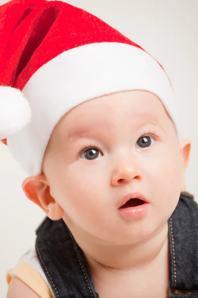 Porträt eines süßen Babys mit Weihnachtsmütze — Stockfoto