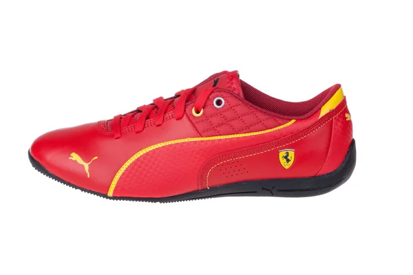 Varna, Bulgária - 11 de outubro de 2014: PUMA FERRARI DRIFT CAT 6 sapatos SF. Puma, uma grande empresa multinacional alemã. Isolado em branco. Fotografias de produtos — Fotografia de Stock