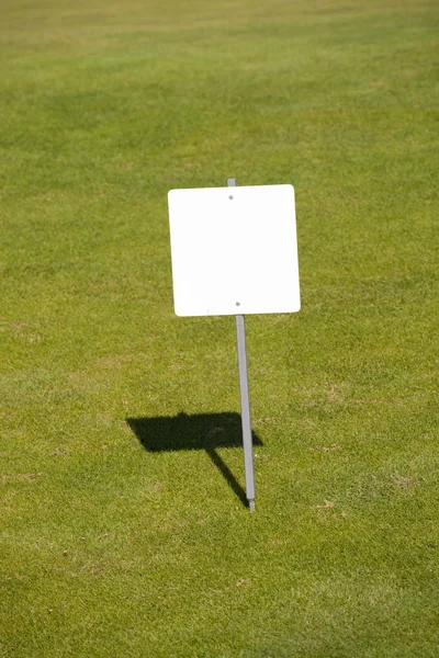 Signo en blanco en el campo verde — Foto de Stock