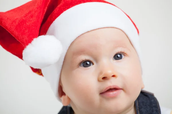 Niedliches Baby mit Weihnachtsmütze — Stockfoto