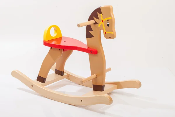Cavalo de balanço de madeira. Crianças brinquedo — Fotografia de Stock