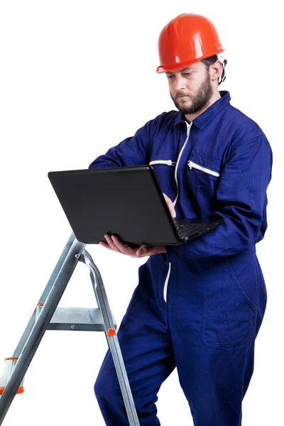 Man met laptop in werkkleding — Stockfoto