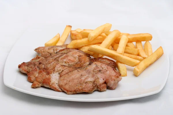 Steak juteux avec frites dans une assiette — Photo