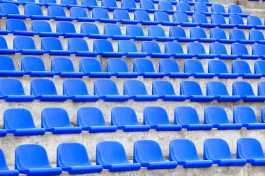 Futbol stadyumunda plastik mavi koltuklar