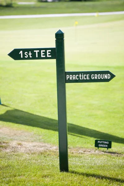 Sign arrow direction golf field — Stock Photo, Image