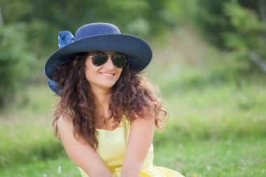 parkta genç gülümseyen kadın portresi