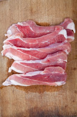 Ahşap arka planda taze çiğ et