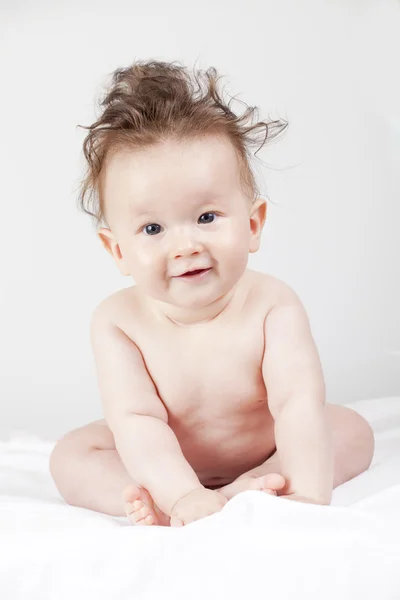 Bebê sorridente bonito com corte de cabelo extravagante no estúdio — Fotografia de Stock