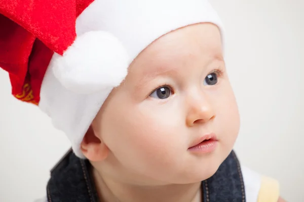 Niedliches Baby mit Weihnachtsmütze — Stockfoto