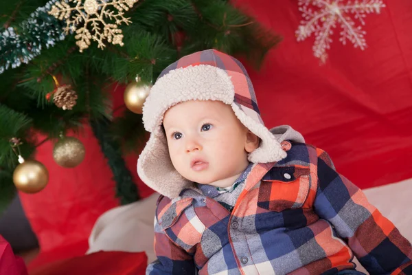 Niedlicher kleiner Junge unter dem Weihnachtsbaum — Stockfoto