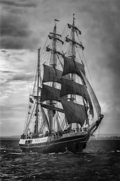 Velho navio a navegar. Em preto e branco — Fotografia de Stock