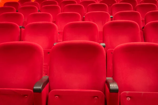 Lege rode bioscoop of theater zitplaatsen — Stockfoto