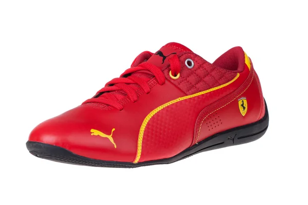 Varna, Bulgaria - 11 de octubre de 2014: PUMA FERRARI DRIFT CAT 6 SF shoes. Puma, una importante empresa multinacional alemana. Aislado sobre blanco. Disparos —  Fotos de Stock