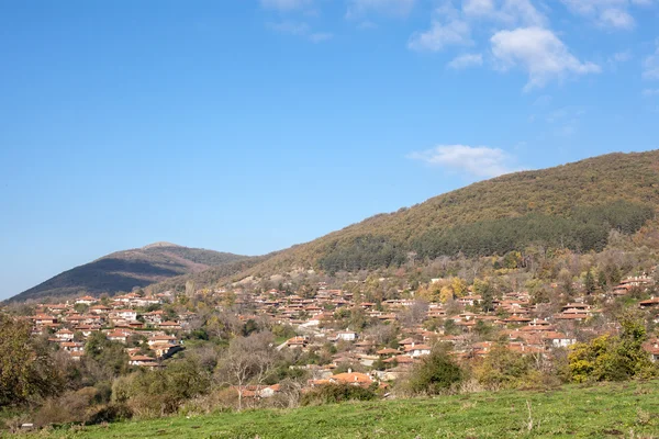 Vista de Zheravna (Jeravna). A vila é uma reserva arquitetônica do período do renascimento nacional búlgaro (século XVIII e XIX) ) — Fotografia de Stock