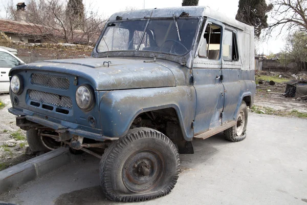 Старый русский автомобиль, заброшенный — стоковое фото