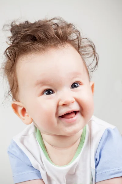 Bebê sorridente bonito com cabelo engraçado — Fotografia de Stock