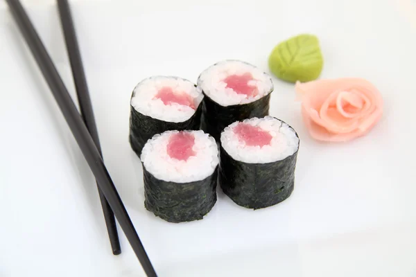 Hosomaki, atum. Rolos tradicionais de sushi japonês — Fotografia de Stock