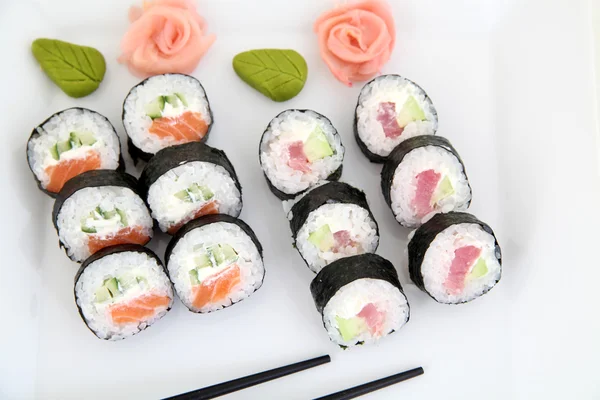 Suşi beyaz tabakta ayarla. Geleneksel Japon suşi rulo — Stok fotoğraf