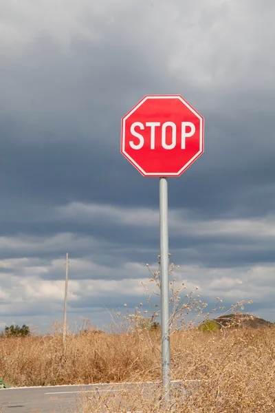 Stoppschild, bewölkter Himmel Stockfoto