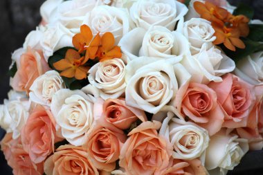 Bir buket pembe ve beyaz gül.