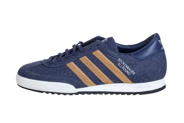 Warna, Bułgaria - 17 października 2013: buty Adidas Beckenbauer Allround. Na białym tle. Zdjęcia produktów — Zdjęcie stockowe