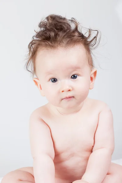 Bebê bonito com corte de cabelo extravagante no estúdio — Fotografia de Stock