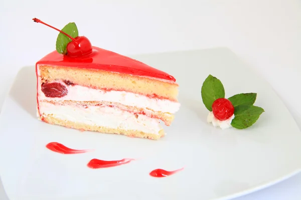 Fatia de bolo de cerejas frescas com uma cereja fresca no topo — Fotografia de Stock