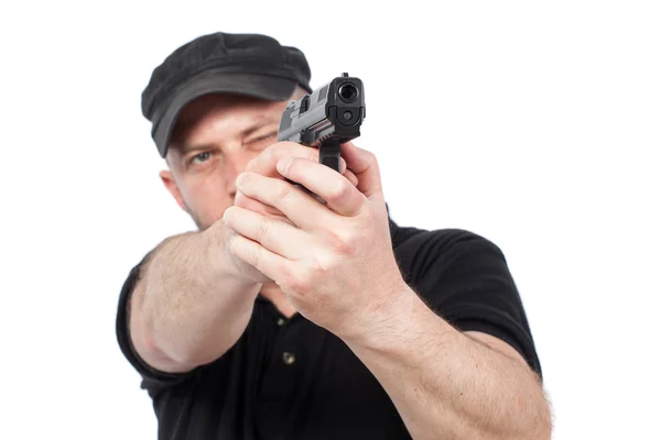 Hombre apuntando con un arma, aislado en blanco. Concéntrate en el arma —  Fotos de Stock