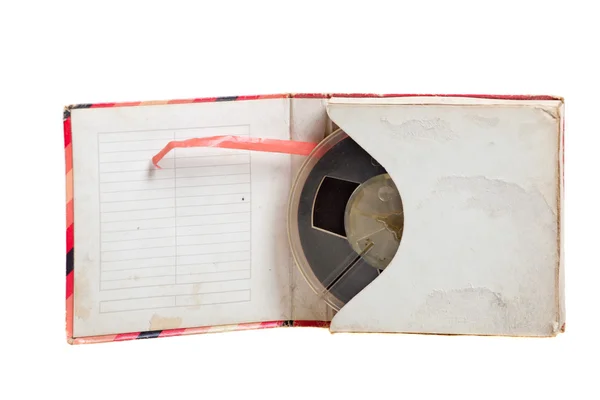 Carrete de audio magnético vintage en un paquete de papel. Aislado — Foto de Stock