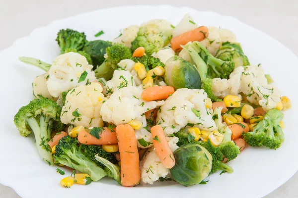 Приготовленные овощи в белой тарелке — стоковое фото