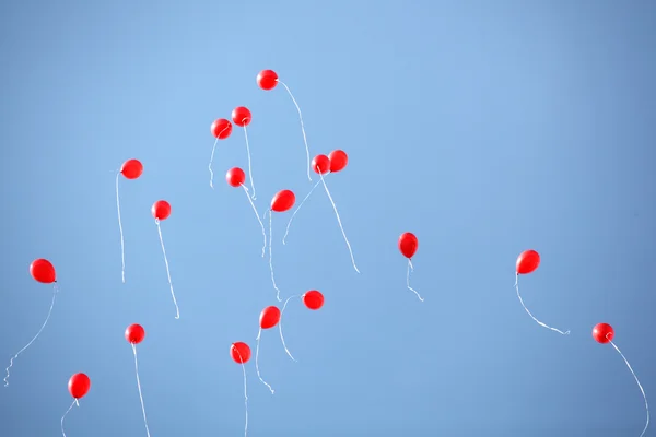 Viele rote Luftballons am Himmel — Stockfoto