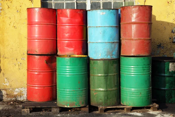 Multicolored old oil barrels — Stock Photo, Image