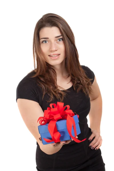 Lächelndes Mädchen mit blauer Geschenkschachtel und roter Schleife — Stockfoto