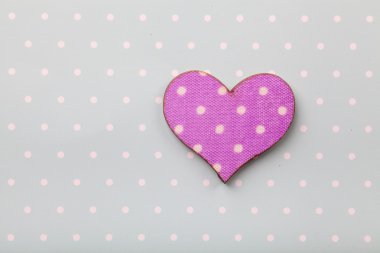 Mavi arka plan üzerinde dekoratif kalp